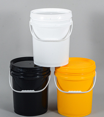 Des seaux en plastique empilés de 20 litres pour diverses applications