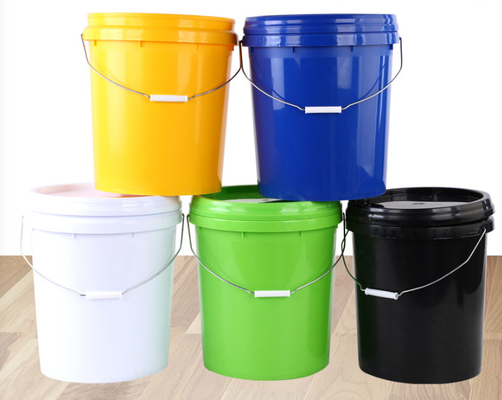 Des seaux en plastique de 20 litres