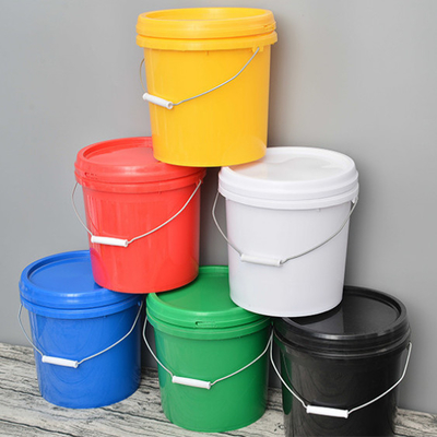 Des seaux en plastique durables avec poignée et couvercle pour un rangement pratique