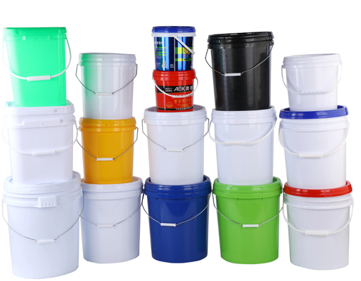 Des seaux en plastique de 5 gallons empilés et garnis pour des applications lourdes