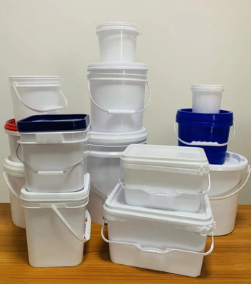 Bouteilles en plastique transparent et empilables