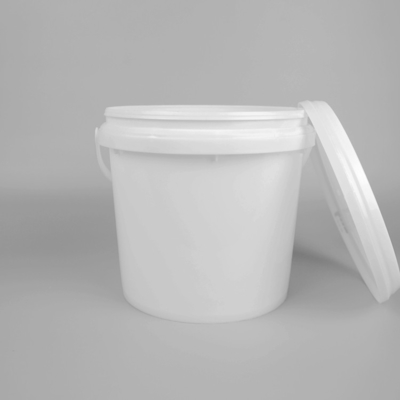 Des seaux en plastique empilés de 5 gallons, avec un couvercle pour un stockage sécurisé