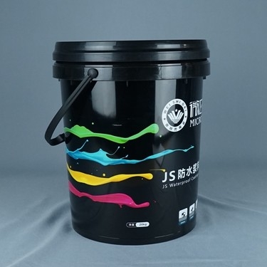 Peinture autour des seaux en plastique 20L avec le couvercle et la poignée