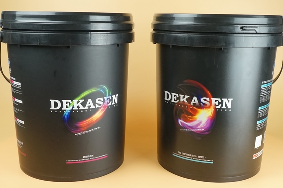1Un seau de peinture en plastique de 2 kg, capacité de 1 gallon avec poignée et couvercle garanti.