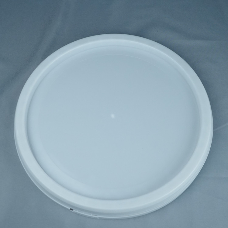 Bouteilles rondes de produits chimiques de différentes capacités et couvercles sûrs pour le stockage de produits chimiques