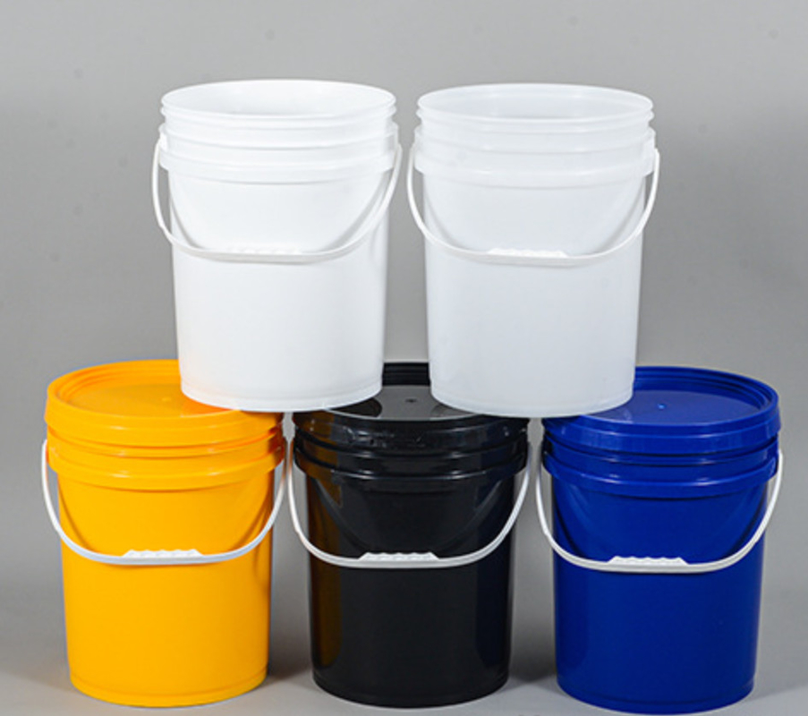 Des seaux en plastique de 5 gallons avec poignée - hauteur 15,5 pouces - diamètre 11,5 pouces