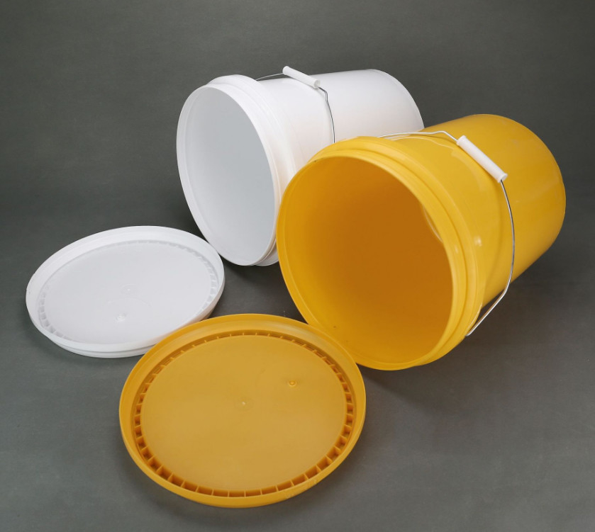 Des seaux en plastique de 5 gallons de couleur personnalisée avec couvercle et poignée pour un usage industriel