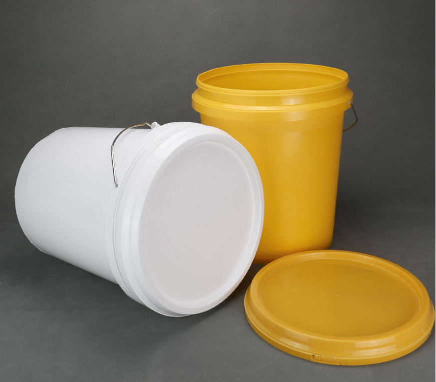 Des seaux en plastique de 5 gallons blancs avec joint pour un stockage polyvalent