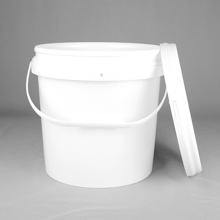 Surface lisse Seau en plastique de 1,5 mm avec couvercle de joint et poignée métallique pour peinture à l'eau revêtement chimique alimentaire