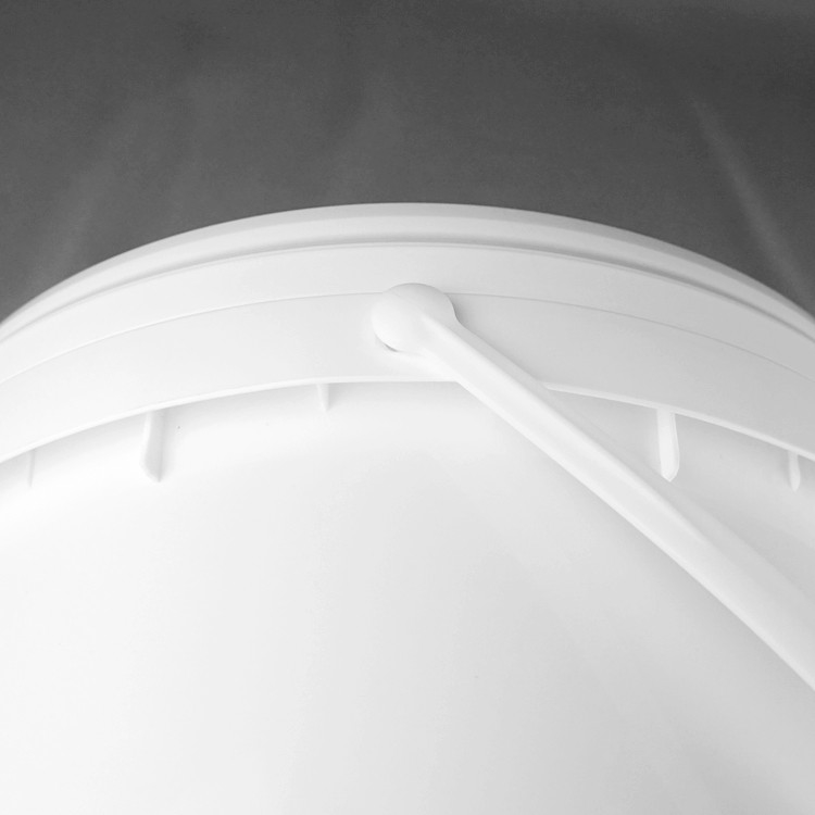 Des seaux en plastique de 5 gallons blancs avec joint pour un stockage polyvalent