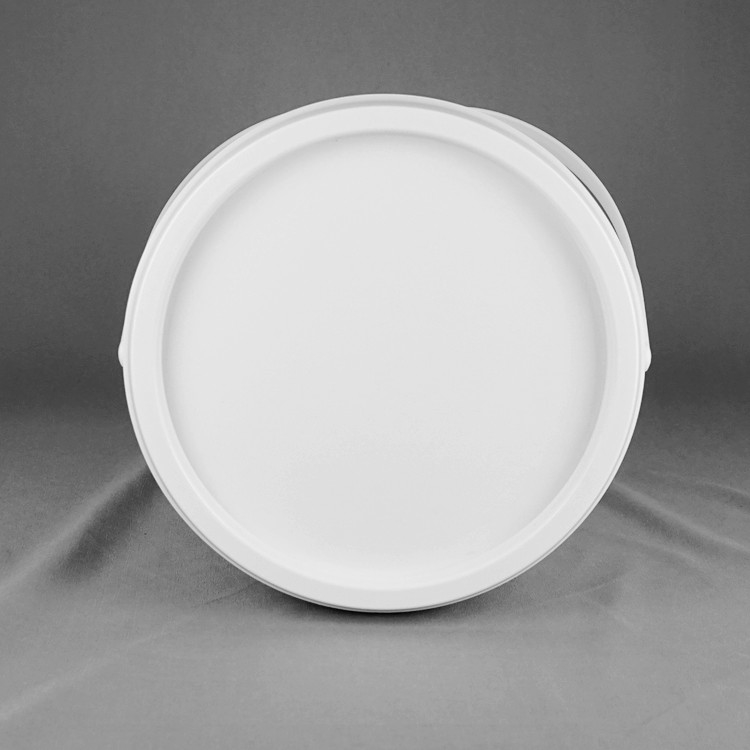 Des seaux en plastique de 5 gallons blancs avec joint pour un stockage polyvalent