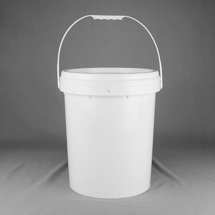 Des seaux en plastique de 5 gallons blancs avec joint pour un stockage polyvalent