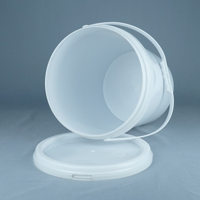 Seau en plastique adapté aux besoins du client de peinture de 15 litres avec le couvercle et la poignée