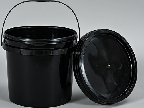 0.8-1.5 mm épaisseur bouteille en plastique ronde avec un maniement en plastique / métal logo personnalisé