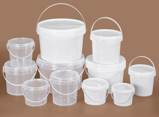 0.8-1.5 mm épaisseur bouteille en plastique ronde avec un maniement en plastique / métal logo personnalisé