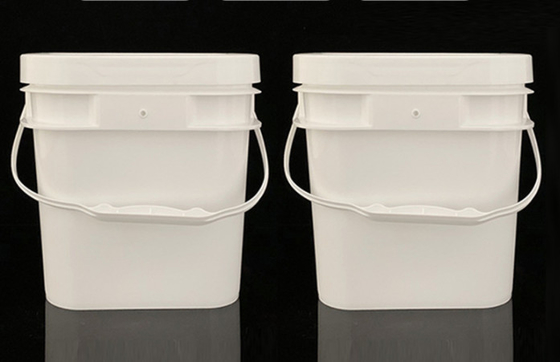Gérer un récipient en plastique carré de 10 litres