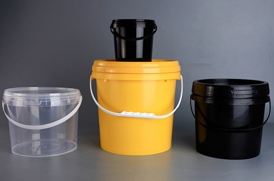 Un seau en plastique circulaire durable équipé d'une technologie d'impression par écran