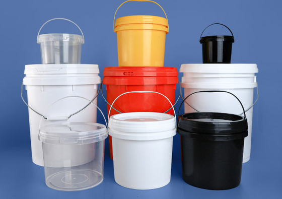 Seau en plastique arrondi avec couvercle pour un rangement pratique et sûr