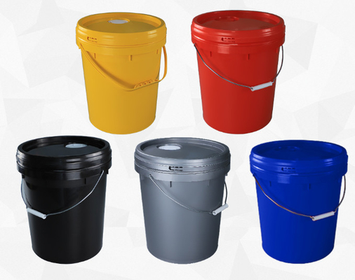 Des seaux en plastique de 5 gallons avec un couvercle et une capacité de 20 litres pour les solutions de stockage d'eau