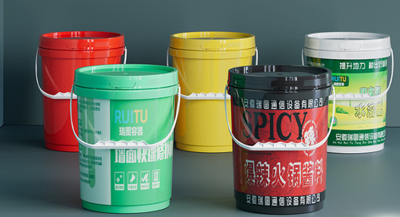 La poignée comprend des seaux en plastique de 5 gallons pour une solution de stockage résistante aux UV