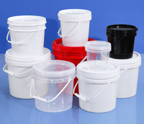 Un seau rond en plastique pour le stockage des jouets