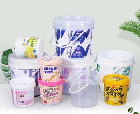 Bouteilles rondes en plastique à surface lisse de différentes capacités avec logo personnalisable