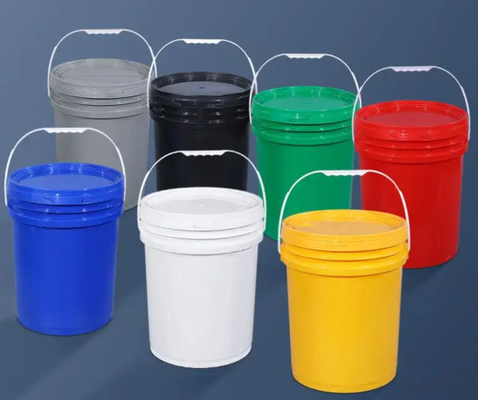 Des seaux en plastique de 5 gallons empilés et garnis pour des applications lourdes