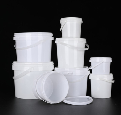 Un seau en plastique blanc de qualité alimentaire avec un couvercle de 1L à 5L, une poignée recyclable sans BPA, une plage de température de -40°F à 180°F