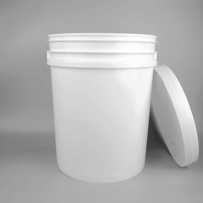 Le seau en plastique 20L d'huile de lubrification de 5 gallons avec versent le bec