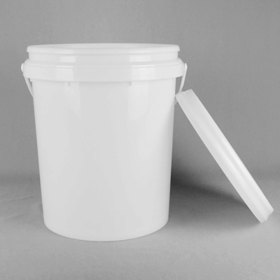 Bouteilles rondes en plastique à surface lisse de différentes capacités avec logo personnalisable