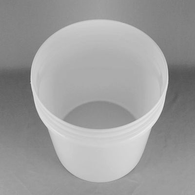 Le seau en plastique 20L d'huile de lubrification de 5 gallons avec versent le bec