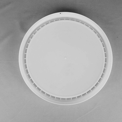 Bouteilles rondes en plastique à surface lisse de différentes capacités avec logo personnalisable