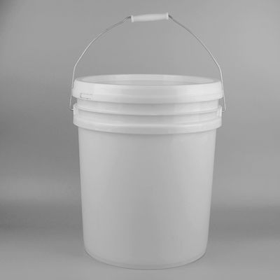 Le seau en plastique 20L d'huile de lubrification de 5 gallons avec versent le bec