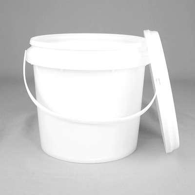 Un seau de peinture en plastique blanc imperméable de 2 kg