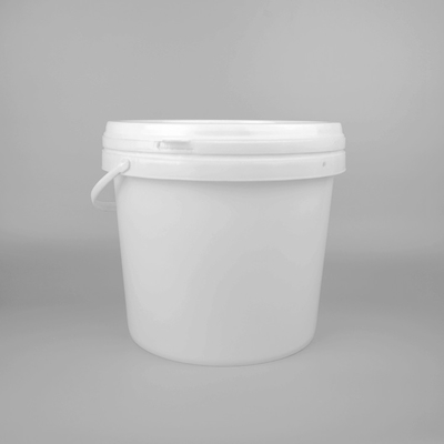 Un seau de peinture en plastique blanc imperméable de 2 kg