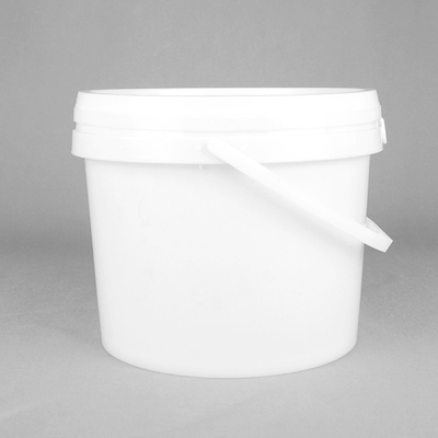 Un seau rond en plastique pour le stockage des jouets