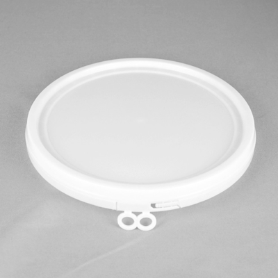 Un seau rond en plastique pour le stockage des jouets