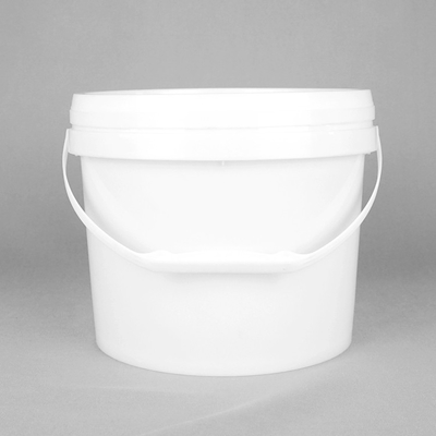 Un seau rond en plastique pour le stockage des jouets