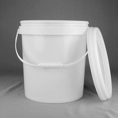 Des seaux en plastique de 4 litres avec garniture
