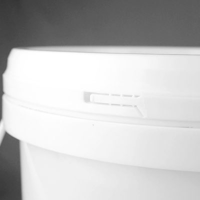 Des seaux en plastique de 4 litres avec garniture