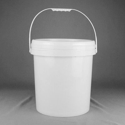 Des seaux en plastique de 4 litres avec garniture