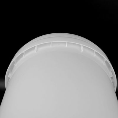 Peignez le seau en plastique blanc empilable de 20 litres d'emballage avec la poignée en métal