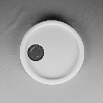 Peignez le seau en plastique blanc empilable de 20 litres d'emballage avec la poignée en métal