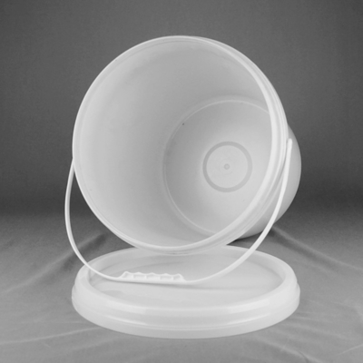Seau blanc de 5 gallons de 20 litres avec le couvercle