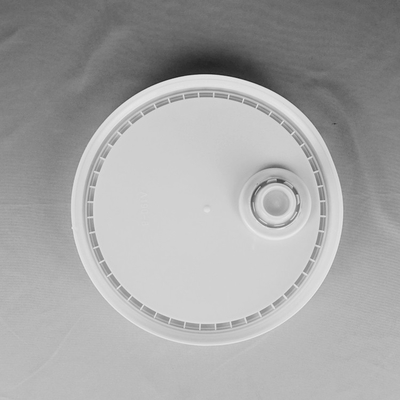 Des seaux en plastique de 5 gallons empilés et garnis pour des applications lourdes