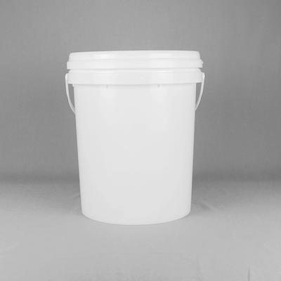 Des seaux en plastique de 5 gallons empilés et garnis pour des applications lourdes