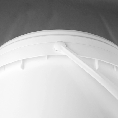 Des seaux en plastique de 5 gallons blancs avec joint pour un stockage polyvalent