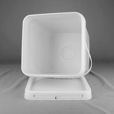 Seau en plastique blanc carré résistant aux produits chimiques avec poignée et couvercle