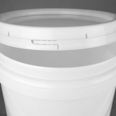Les seaux en plastique réutilisables blancs de 5 gallons vident des seaux de 5 gallons avec des couvercles