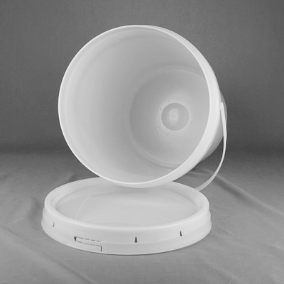 Les seaux en plastique réutilisables blancs de 5 gallons vident des seaux de 5 gallons avec des couvercles